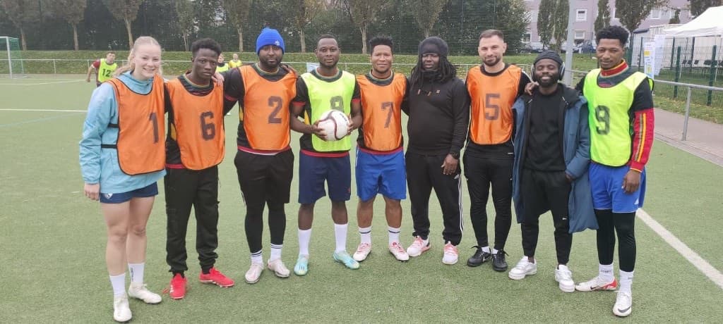 Mannschaftsfoto des DGK-Fußballprojekts auf dem Kunstrasenplatz