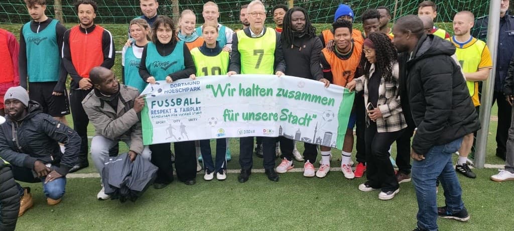 DGK-Mitglieder mit Banner „Fußball Respekt & Fairplay“ auf dem Sportplatz in Dortmund